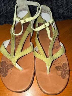 Merrell Olive Green T-Strap Sandals with Buckle